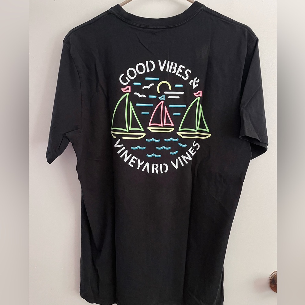 Men’s Size Medium Vineyard Vines Black Sailboats Tropical Neon T-Shirt